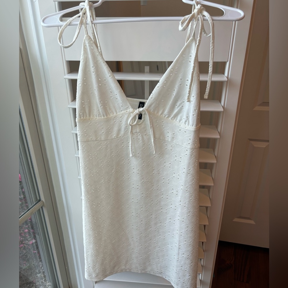 H&M White Eyelet Embroidered Dress🕊️🕊️